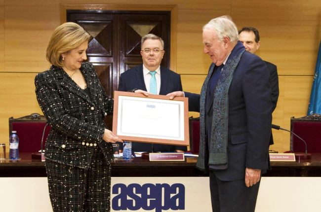Mari Paz Robina recibió el diploma como ‘Personaje Ilustre de la Automoción Española’ de manos de Francisco Aparicio, presidente de ASEPA. ECB
