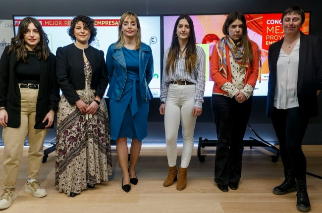 Nazareth Aparicio, de Vermiduero (derecha), junto al resto de finalistas del Concurso al Mejor Proyecto Empresarial de AJE. SANTI OTERO