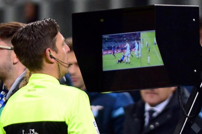 Pruebas de vídeoarbitraje en un partido del Inter de Milán y la Lazio.-STRINGER