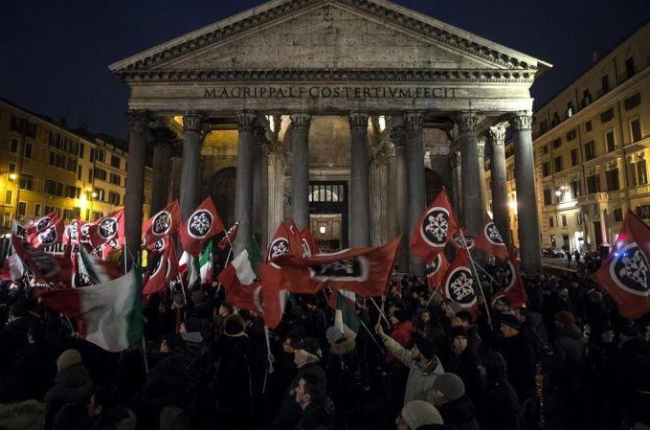 Seguidores de la organización fascista CasaPound asisten a un acto electoral celebrado en Roma, el 1 de marzo.-EFE / ANGELO CARCONI
