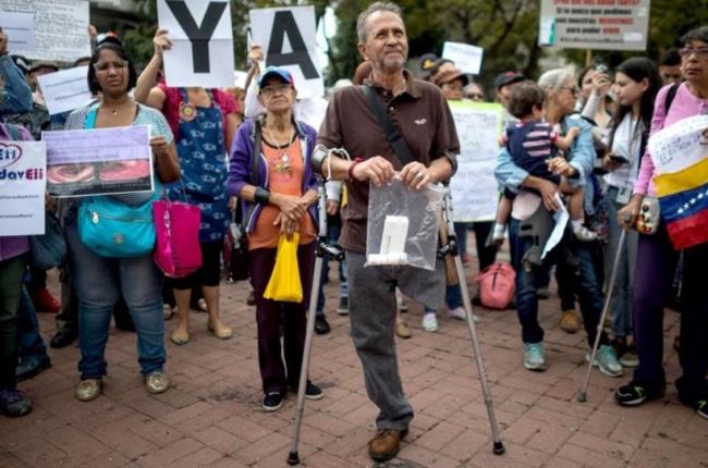 Un grupo de personas participa en una protesta por la escasez de medicinas y tratamientos para la salud en Caracas.-MIGUEL GUTIERREZ