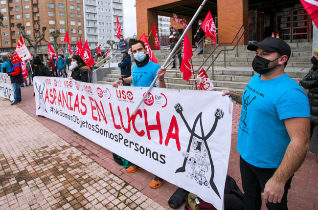 Concentración de trabajadores de Aspanias hace unos meses ante la Delegación Territorial de la Junta en Burgos. TOMÁS ALONSO