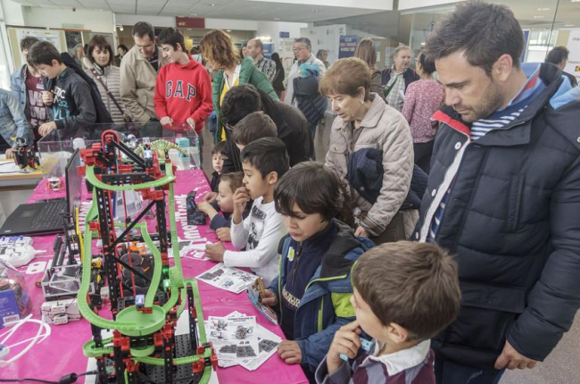 Niños y padres se divirtieron con las actividades programadas en la Escuela Politécnica Superior de La Milanera.-SANTI OTERO