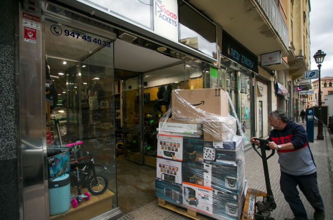 COMERCIO. DE LA VENTA ON LINE A LA TIENDA DE SIEMPRE: El negocio de las  devoluciones de . Furor por los chollos en la tienda física de Burgos