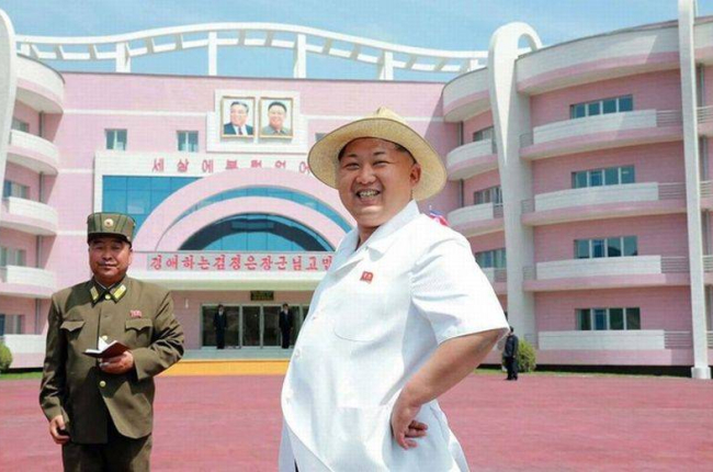El líder norcoreano Kim Jong-Un en una visita al orfanato Wonsan en Corea del Norte.-Foto: AFP / KNS