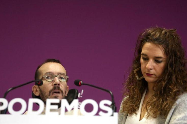 El secretario de Organización de Podemos, Pablo Echenique, junto a la coportavoz del Consejo de Coordinación del partido, Noelia Vera.-DAVID CASTRO