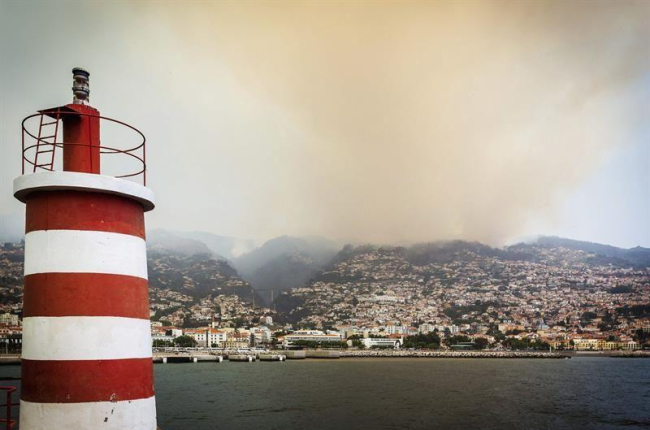 Una columna de humo cubre el cielo de Funchal, isla de Madeira (Portugal).-EFE / HOMEM DE GOUVEIA