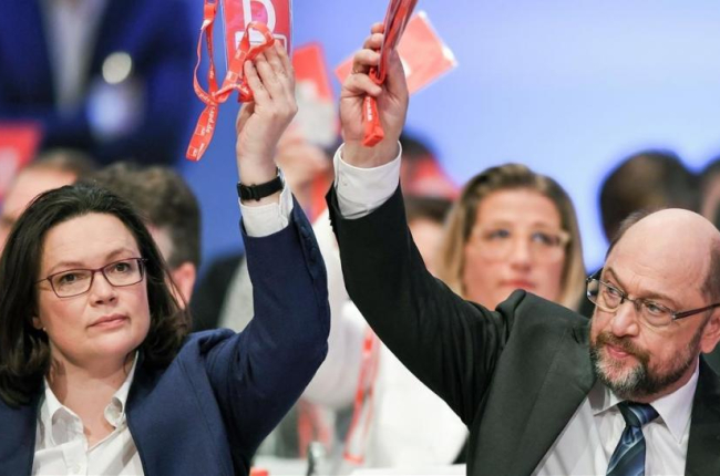 El líder de los sociademócratas alemanes, Martin Schulz, y la ministra de Empleo y Asuntos Sociales, Andrea Nahles, durante el congreso del SPD en Bonn.-AFP / FEDERICO GAMBARINI