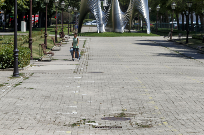 El deterioro del pavimento con varios hundimientos en la zona es visible en esta fotografía del paseo del Empecinado. SANTI OTERO