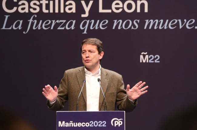 Alfonso Fernández Mañueco, durante su intervención en el mitin de Soria. ICAL