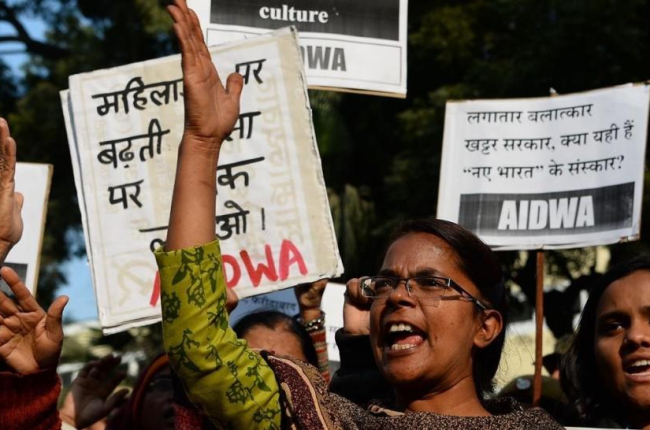 Activistas indias gritan en una protesta en Nueva Deli contra la violación en grupo de dos niñas en el vecino estado de Haryana, en el norte de la India, el 17 de enero.-AFP / SAJJAD HUSSAIN
