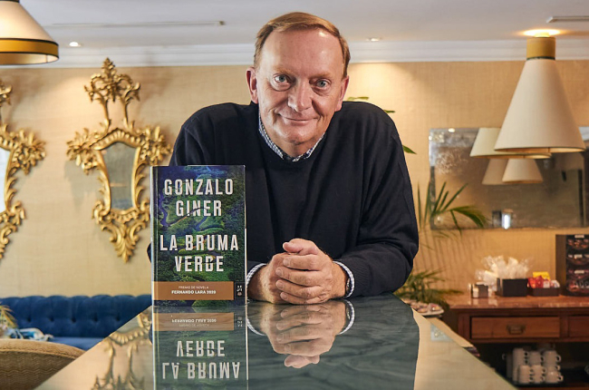 Gonzalo Giner posa con un ejemplar de ‘La bruma verde’, su última novela. EMILIO MORALES