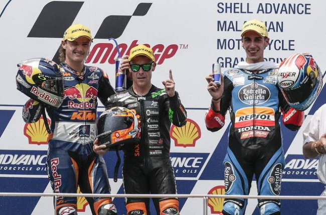 Jack Miller, Efren Vázquez, ganador de Moto3 en Malasia, y Àlex Rins, en el podio de Sepang.-EFE