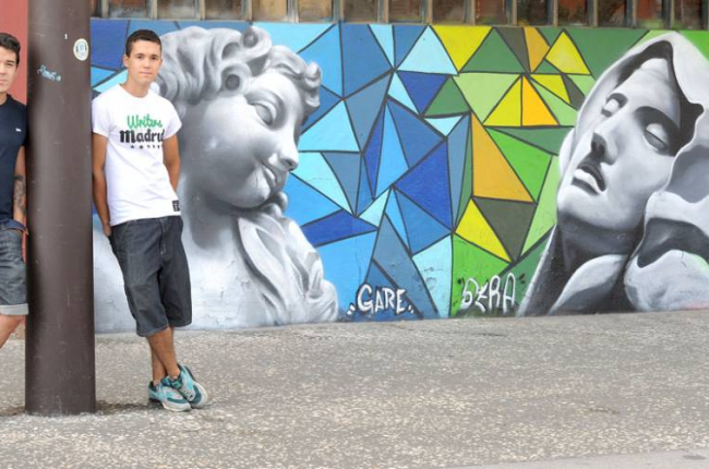 Sergio (i.) y Gabriel Rodrigo Andrade, Sera y Gare, junto al grafiti inspirado en la escultura de Bernini en el bulevar detrás de San Pedro de Cardeña.-Israel L. Murillo