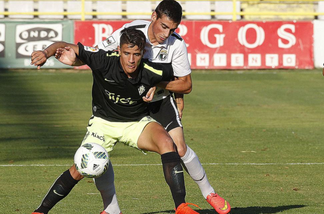 Sergio Esteban defiende a un jugador del Sporting B en un duelo en El Plantío-Santi Otero