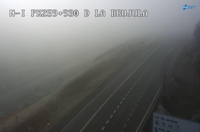 Niebla esta mediodía en la AP-1 a la altura de La Brújula, a pocos kilómetros del lugar del accidente.-DGT