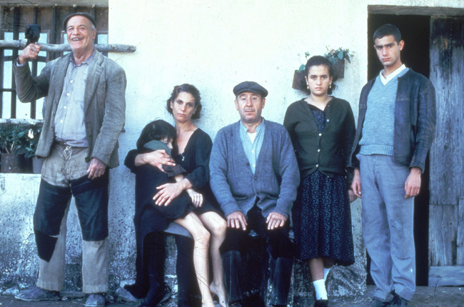 Paco Rabal, Terele Pávez y Alfredo Landa son algunos de los protagonistas de 'Los santos inocentes' de Mario Camus. ECB
