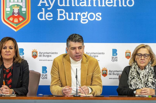 Rosario Pérez Pardo, Vicente Marañón y Rosa Niño hicieron ayer balance de la actividad municipal de su grupo en 2019-SANTI OTERO
