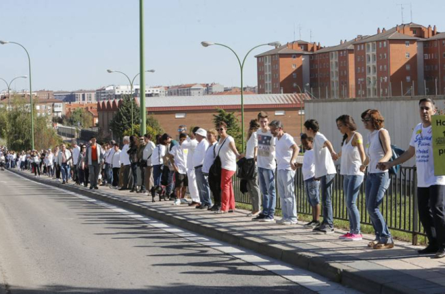 La cadena humana a su paso por la avenida Islas Baleares.-Raúl G. Ochoa
