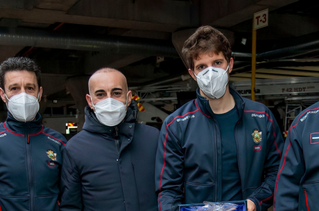 Alfonso García (centro) junto a cuatro de los cinco bomberos de Burgos que le rescataron. SANTI OTERO