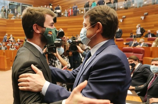 García-Gallardo y Fernández Mañueco se abrazan en el parlamento autonómico.