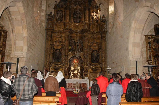 Interior de la iglesia de San Cosme y San Damián durante un acto religioso.-G.G.