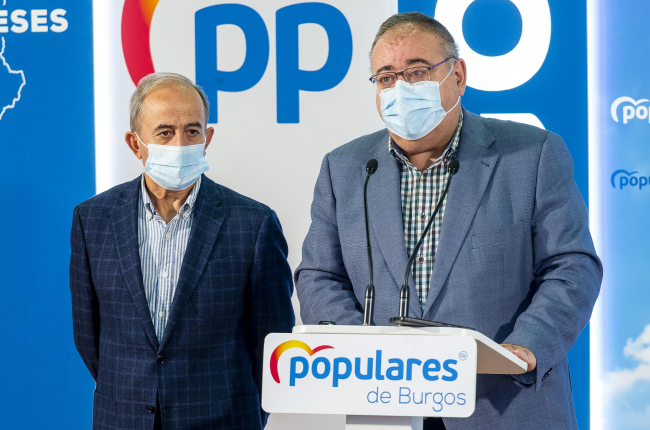 El secretario provincial del PP, Alejandro Vázquez, presenta los congresos, acompañado del presidente comarcal de Salas-Pinares, Ramiro Ibáñez.