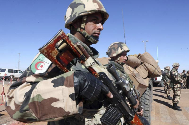 Soldados argelinos escoltan el complejo gasístico de Tiguentourine, en In Amenas, Argelia.-Foto: EFE/ ARCHIVO