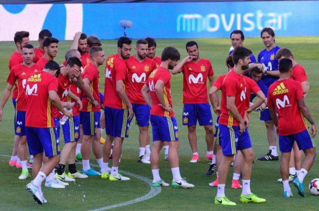 Julen Lopetegui, rodeado por sus jugadores en un entrenamiento de La Roja.-AFP / JOSÉ JORDÁN