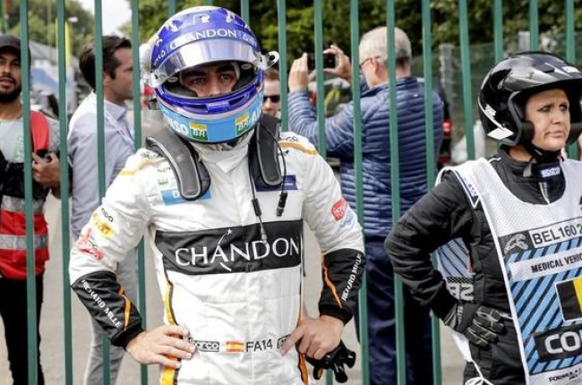 Alonso, tras el accidente en la salida-AFP