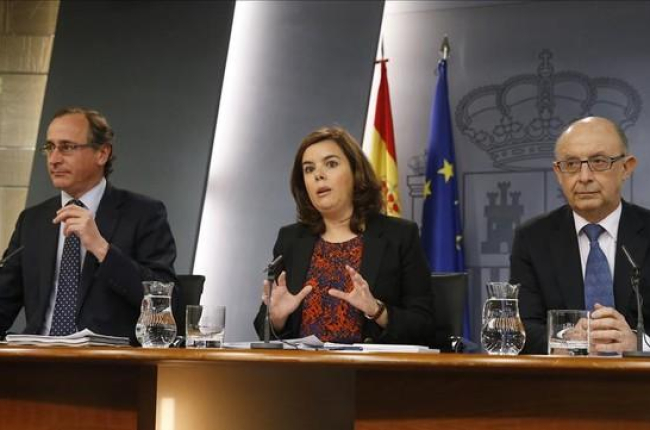 Alfonso Alonso, Soraya Sáenz de Santamaría y Cristóbal Montoro, en la rueda de prensa posterior al Consejo de Ministros.-EFE / JUAN CARLOS HIDALGO