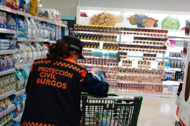 Una agente de Protección Civil realiza la compra en el supermercado.