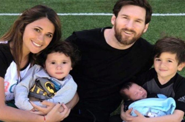 Messi, con su esposa y sus hijos Mateo, Thiago y Ciro, en abril del 2018 poco después del nacimiento de este último.-EL PERIÓDICO