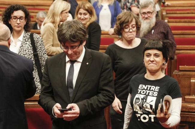 Carles Puigdemont, president de la Generalitat, junto a Anna Gabriel de la CUP tras el pleno del Parlament.-/ JULIO CARBÓ