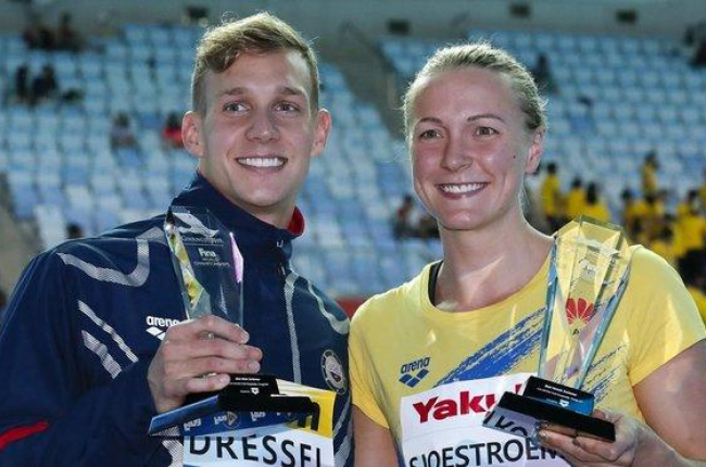 Caeleb Dressel y Sarah Sjöström, con los trofeos de mejores nadadores de los Mundiales.-AP / / LEE JIN-MAN