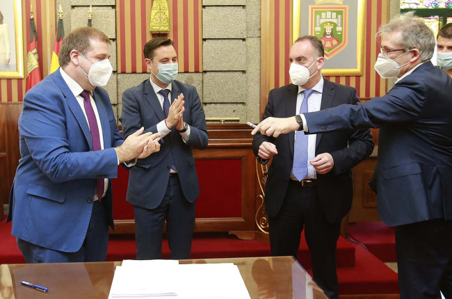 El alcalde de Burgos, Daniel de la Rosa (centro) y el presidente de Correos, Juan Manuel Serrano (izquierda), ayer, en el Salón de Plenos. RAÚL G. OCHOA