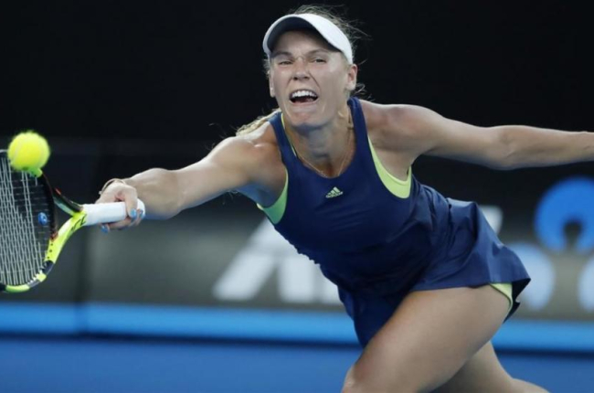 Wozniacki devuelve un golpe forzada, en la final de Australia ante Halep.-/ EFE / MAST IRHAM