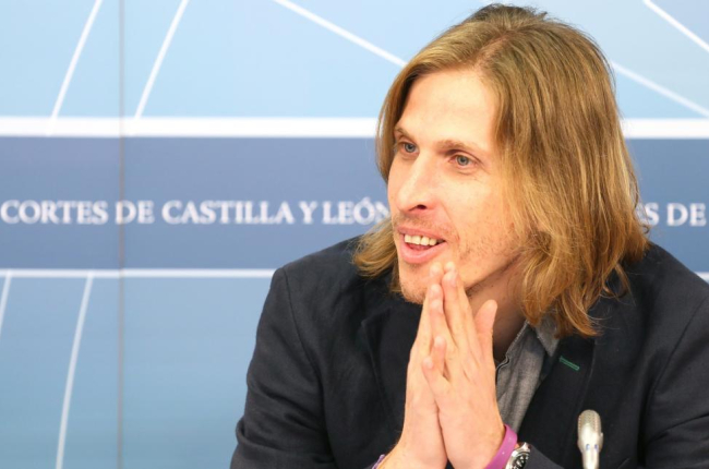El portavoz de Podemos en las Cortes, Pablo Fernández, durante la rueda de prensa-Ical
