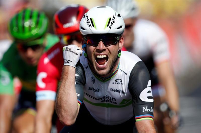El ciclista británico Mark Cavendish del Dimension Data celebra su victoria en la sexta etapa de la 103ª edición del Tour de Francia que se disputa entre Arpajon-sur-Cére y Montauban, en Francia hoy, 7 de julio de 2016.-EFE/Sebastien Nogier