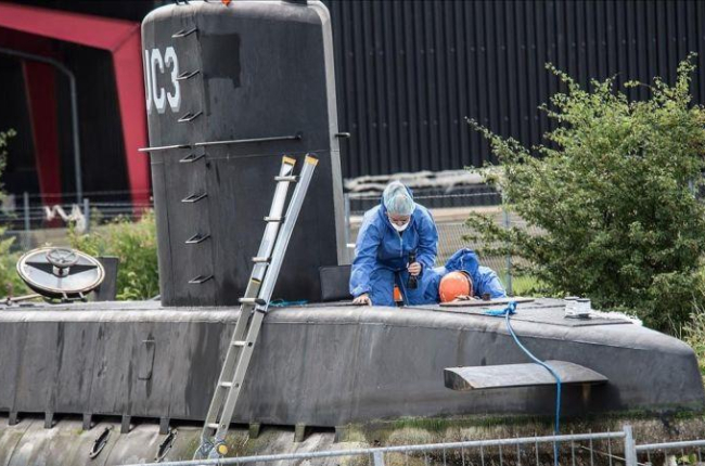Técnicos de la policía danesa investigan y recogen pruebas en el submarino Nautilus, fabricado por Peter Madsen, en agosto del 2017.-MOGENS FLINDT (AP)
