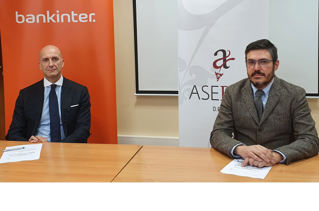 Firman el acuerdo, Joaquín Da Silva, subdirector general de Bankinter y director de Bankinter en la Organización Territorial Noroeste e Iker Ugarte, presidente de ASEBOR.