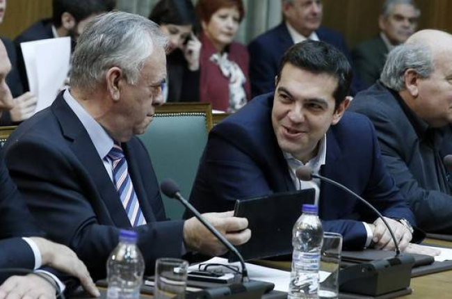 Tsipras (segundo por la derecha) habla con el viceprimer ministro, Yannis Dragasakis, en la primera reunión del Consejo de Ministros, este miércoles en Atenas.-Foto: AP / PETROS GIANNAKOURIS