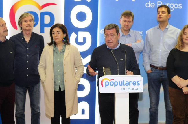 El presidente del PP, César Rico, acompañado de los candidatos alCongreso y alSenado ayer en la sede del PP.-ISRAEL L. MURILLO