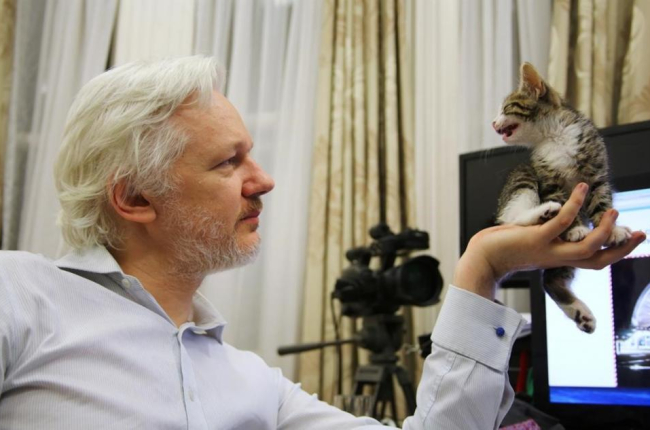 El fundador de WikiLeaks, Julian Assange, en la Embajada ecuatoriana en Londres.-REUTERS