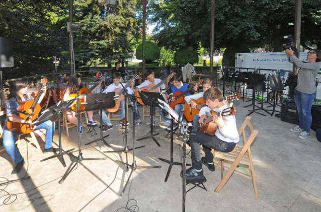 Los pequeños músicos animaron la tarde en El Espolón por el Día de la Música (21 de junio).-Israel L. Murillo