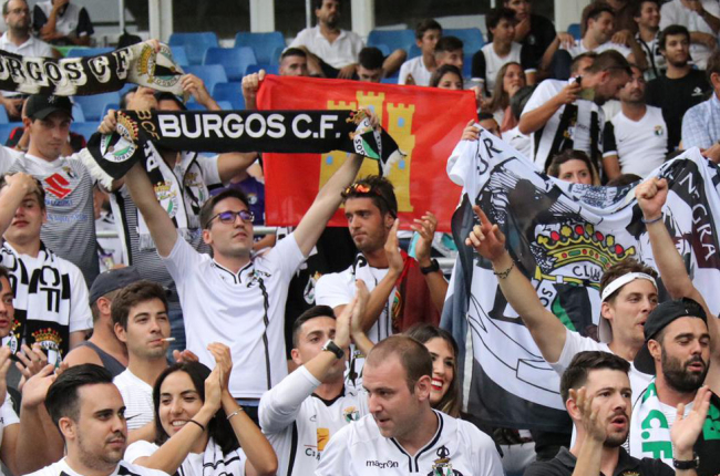 Seguidores del Burgos animan en un desplazamiento. BURGOS CF
