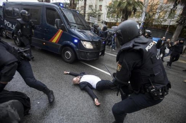 Una de las cargas policiales del 1-O en un centro de votación en Barcelona.-/ FERRAN NADEU