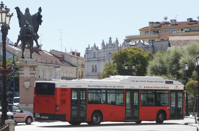 Un autobús urbano circula por la Plaza del Cid-ECB