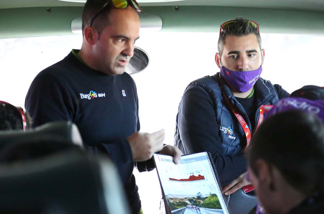 Rubén Pérez y José Cabedo explican la estrategia de carrera a sus corredores antes de una etapa. ÁLVARO GARCÍA / BURGOS BH