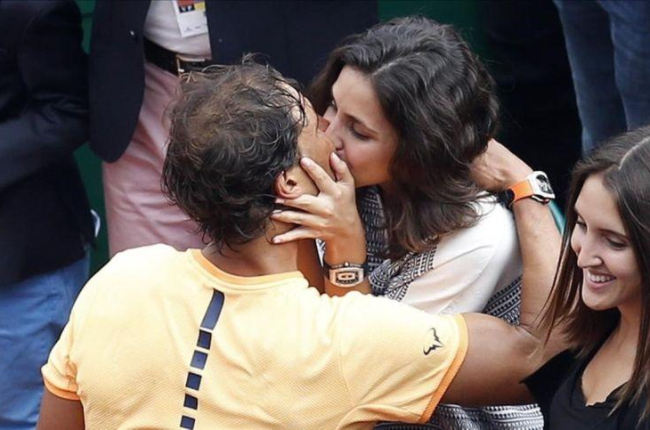 Rafael Nadal besa a Xisca Perelló, en el 2016, tras conquistar el torneo de Montecarlo.-AFP